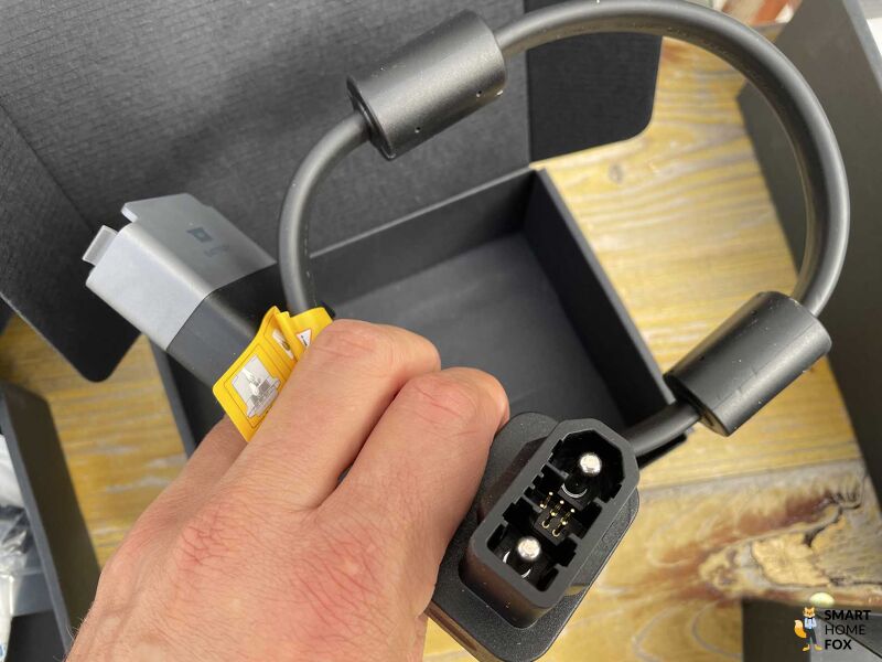 Das Kabel vom PowerStream Wechselrichter zum Delta 2 Max Speicher wird in der Hand gehalten und ist sehr kurz.